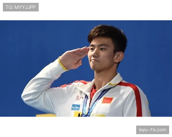 刷到宁泽涛那张私厨聚会照，我只盯着桌上那盘海鲜价签看了三遍，心在滴血